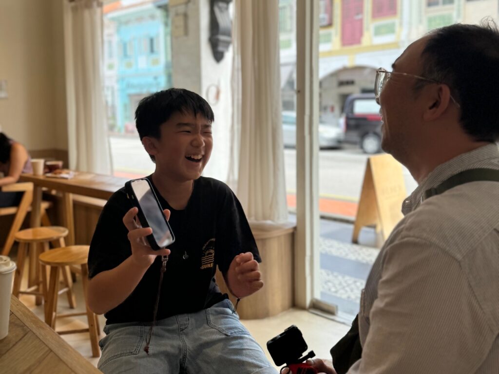 아빠와-대화하며-웃는-사춘기아들