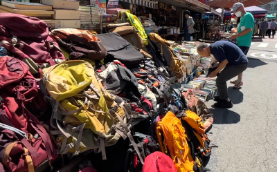 동묘시장에서-옷을-고르고있는-사람