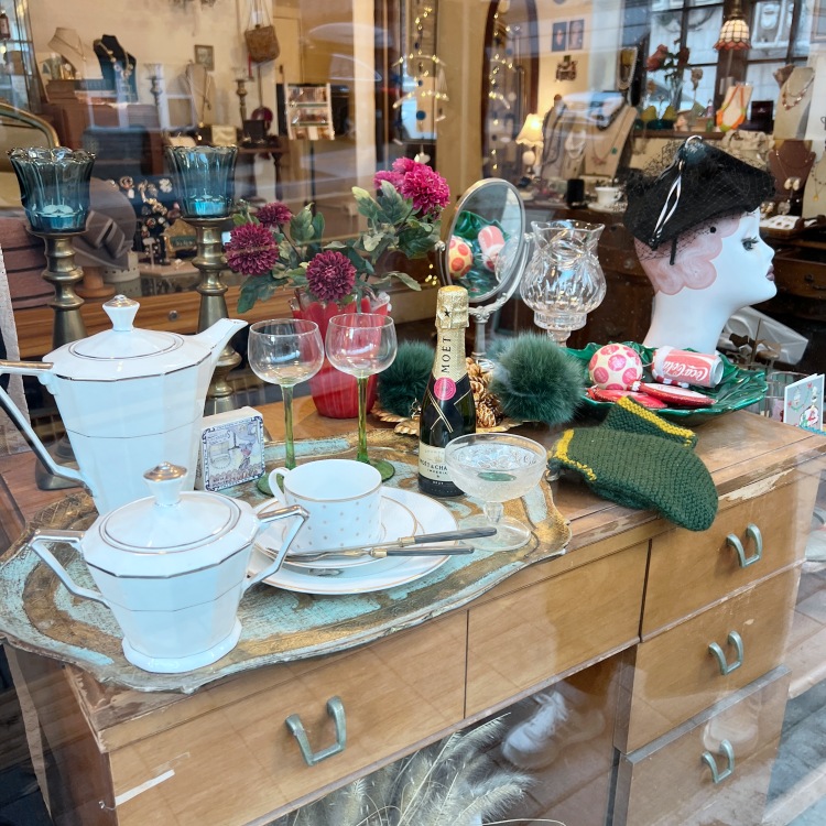 합마르뜨-거리에-위치한-소품가게