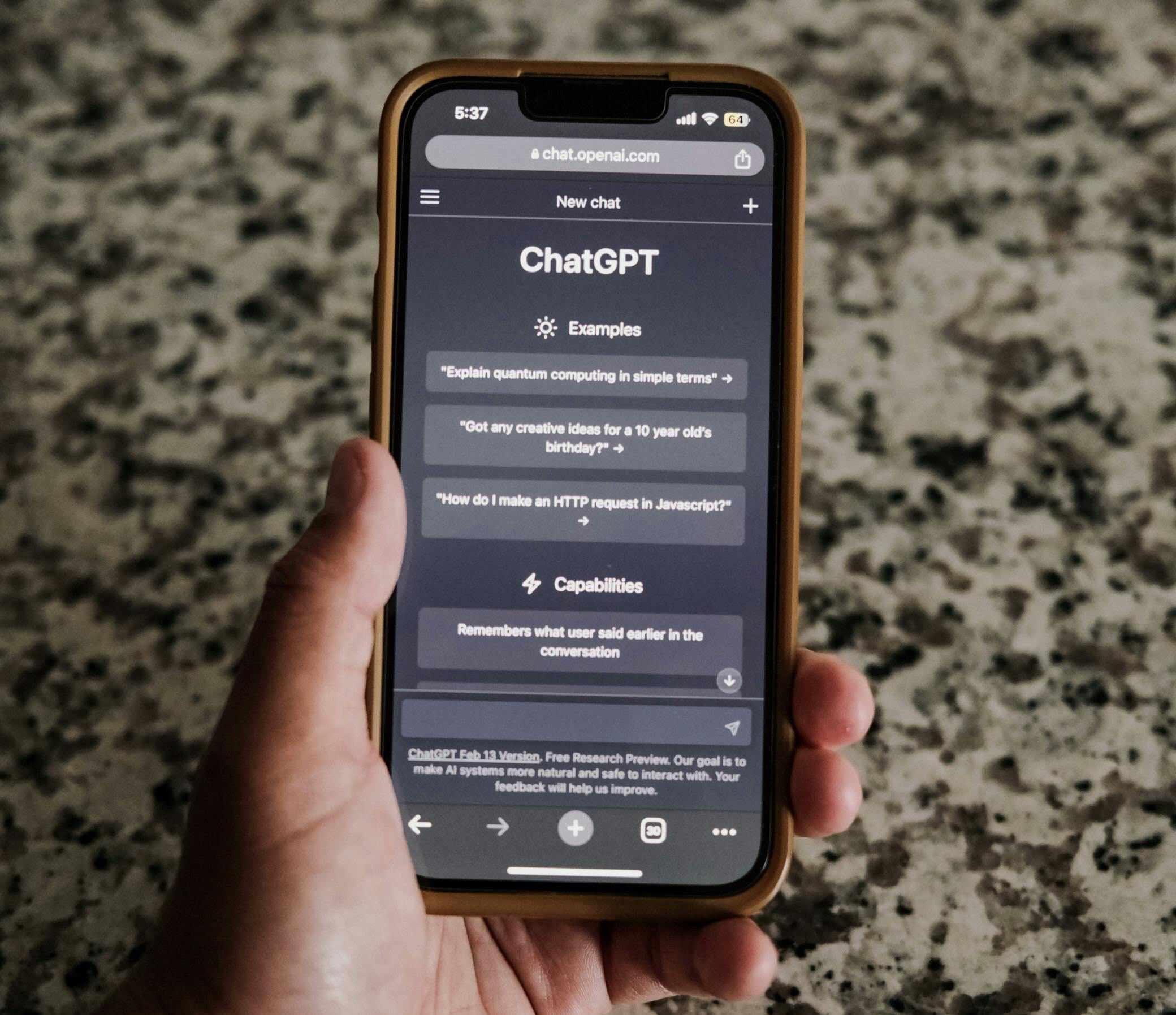 휴대폰으로-챗gpt를-사용하고있는-모습