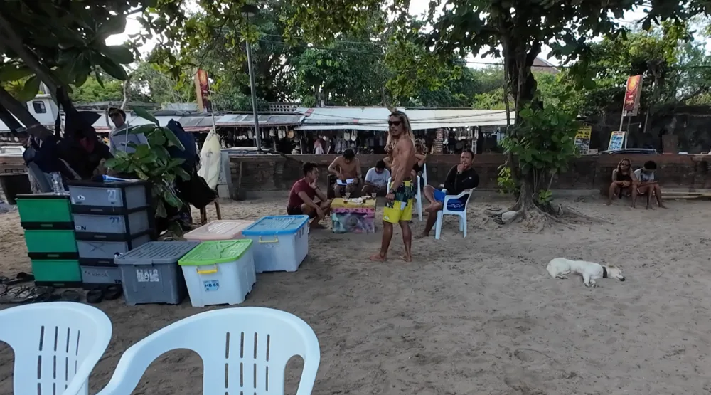 서핑을-가르치는-현지인-코치들