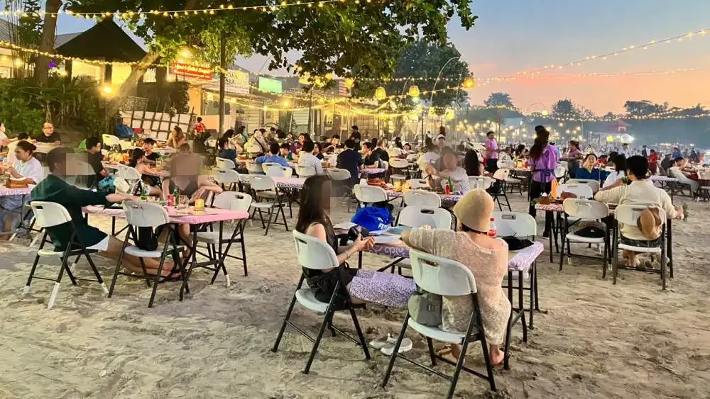 석양을-즐기며-식사중인-관광객들