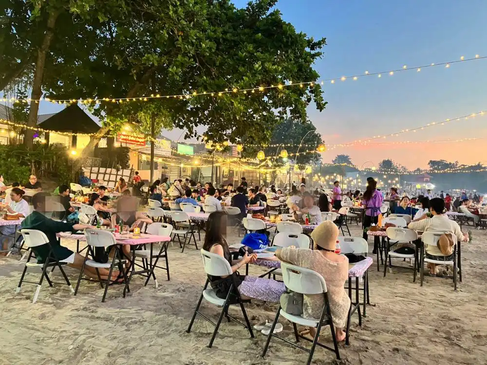 석양을-즐기며-식사중인-관광객들