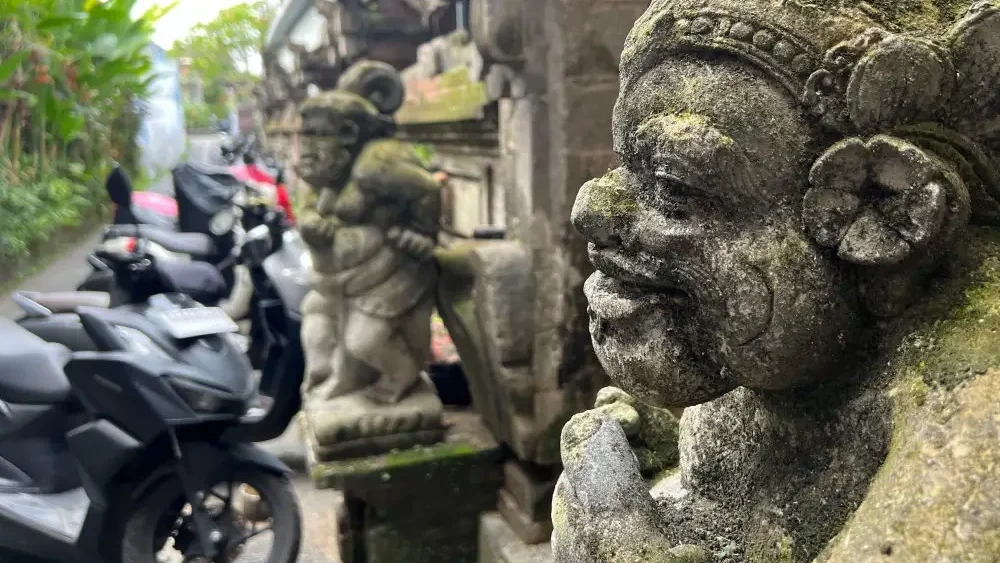 발리-신들의-조각상