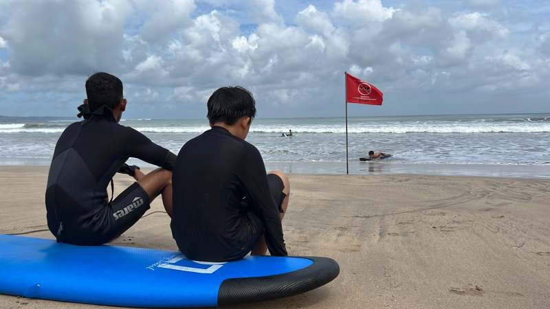 꾸따해변을-바라보는-두-사람