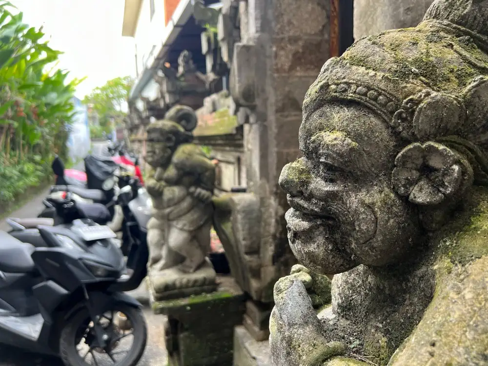 발리-신들의-조각상