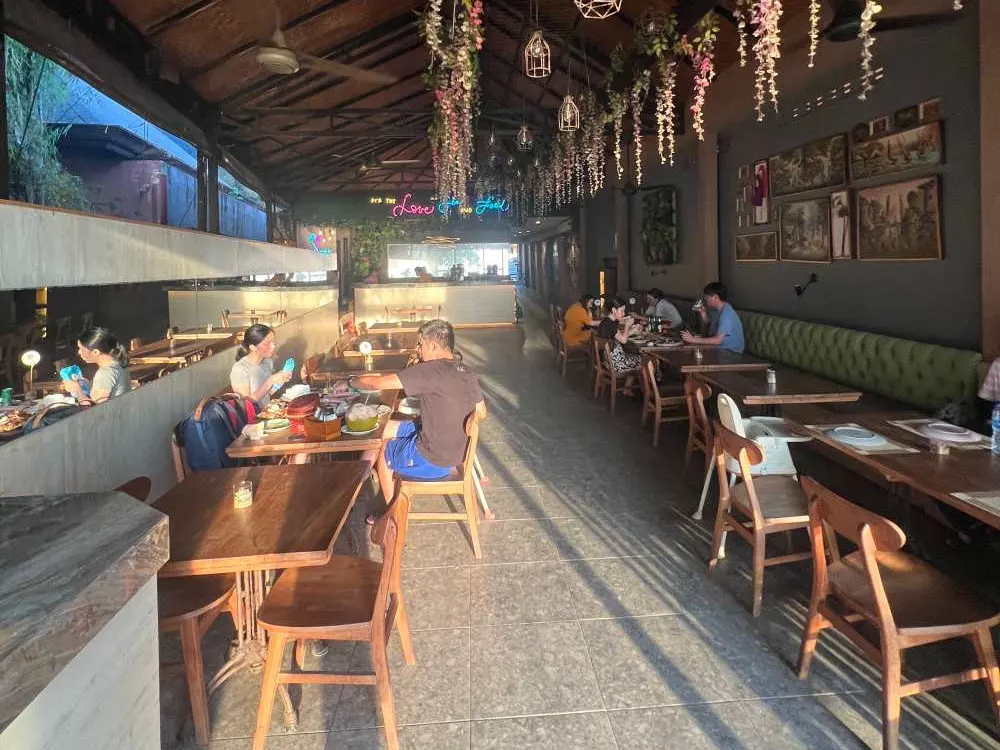 짐바란-하티쿠의-실내-테이블