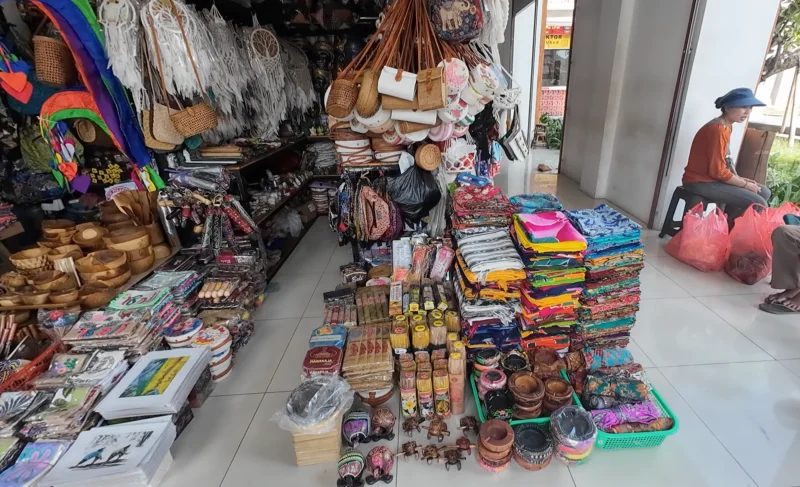 우붓아트마켓-내부-상점