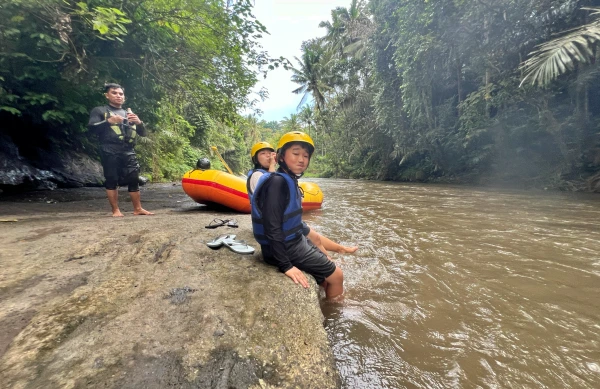 아융강을-배경으로-찍은-래프팅-사진