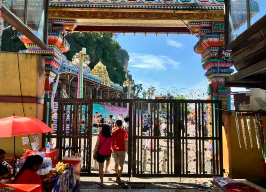 도심철도와-연결된-바투동굴입구