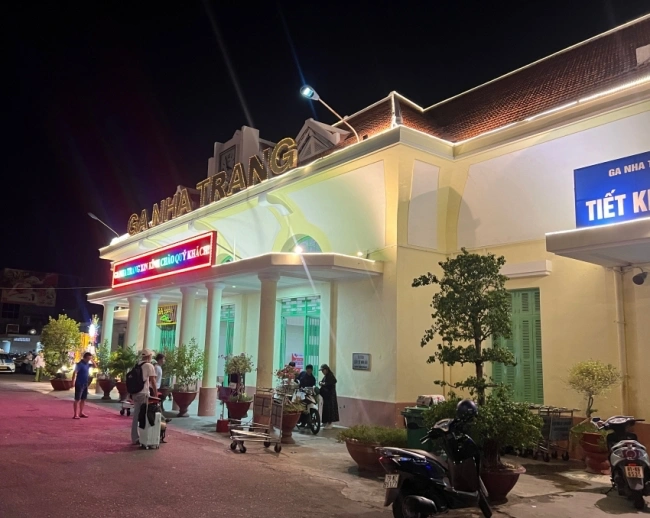 나트랑-기차역-밤풍경