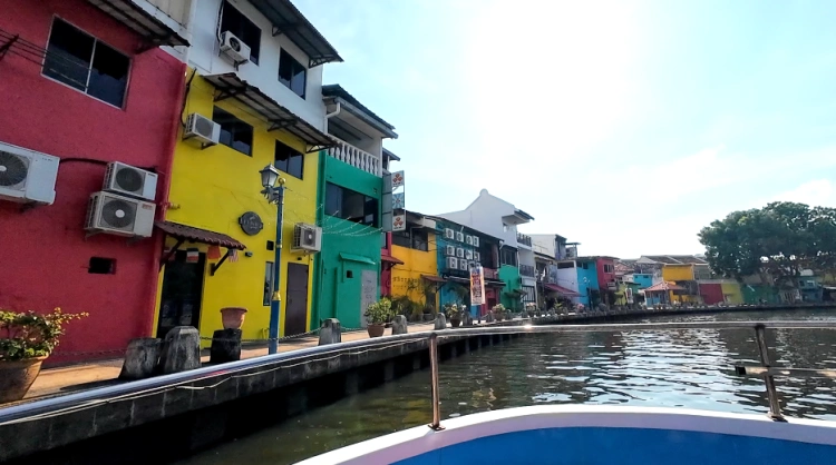 말라카-크루즈에서-본-색감있는-건물들