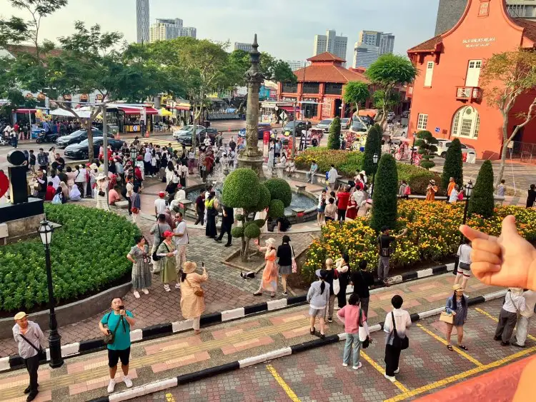 말라카-광장에-가득찬-사람들