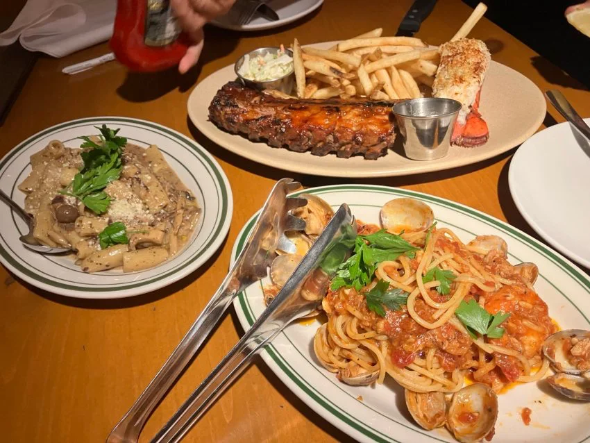 미국-레스토랑에서-주문한-음식들