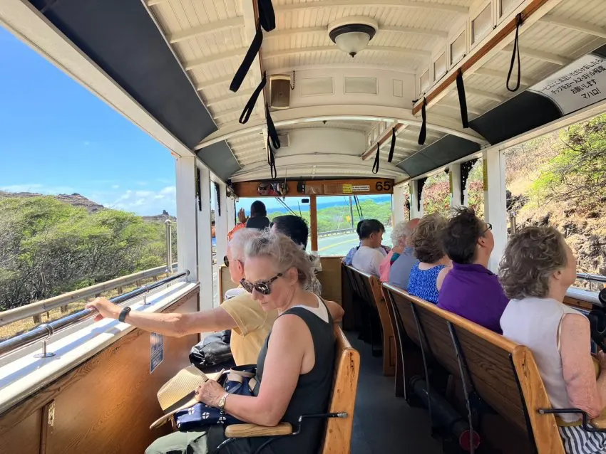 트롤리-내부-관광객들의-모습