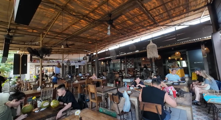 와룽니아-가득찬-손님들