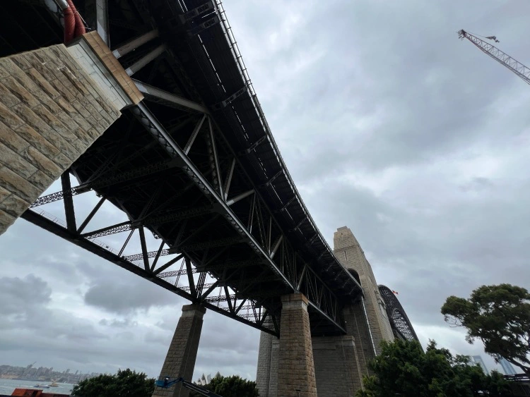 하버브릿지를-올려다본-모습