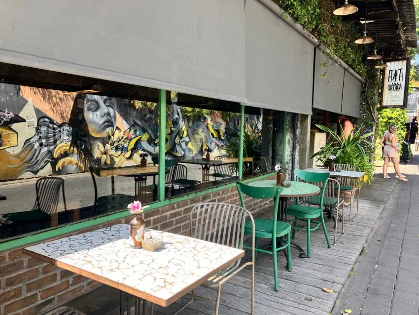 팻차우의-외부-테이블