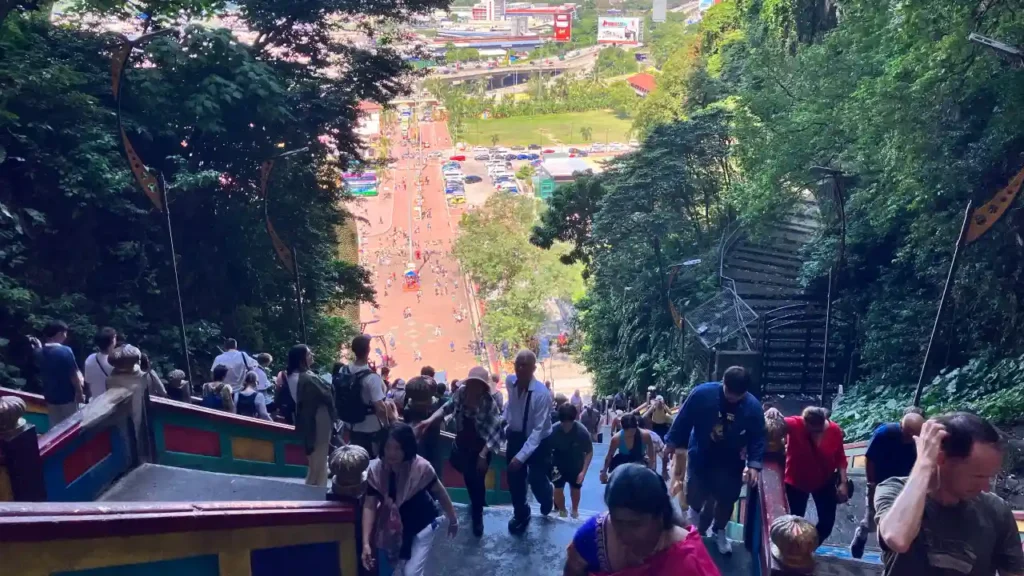 바투동굴-위에서-계단-내려다본-모습