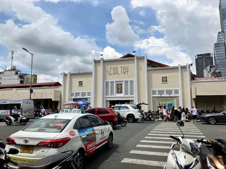 호치민의-벤탄시장은-역사와-전통이-있는-대규모의-전통-쇼핑센터이다.