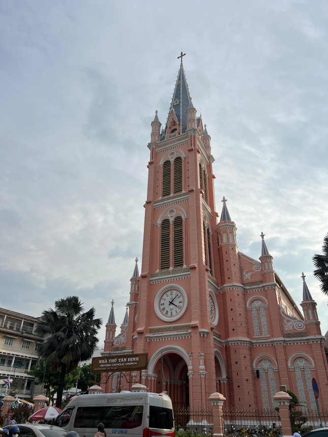 ์๋ฆ๋ค์ด-ํํฌ์ฑ๋น์ผ๋ก-์๋ ค์ง-์ธ์์ท-๋ช
์