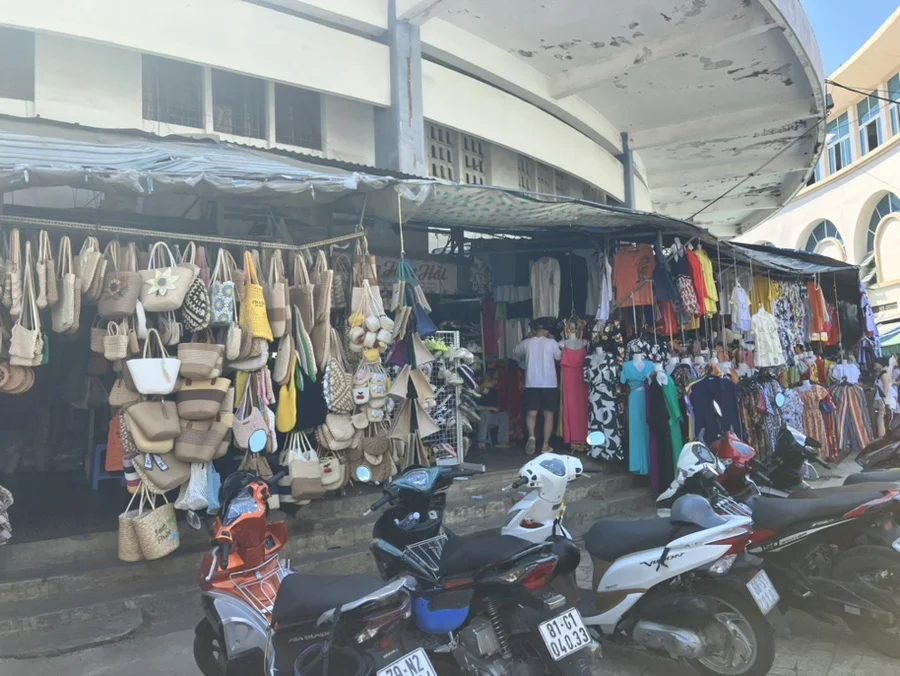 담시장-입구-가판대