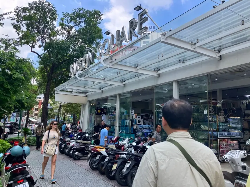 호치민-사이공스퀘어-입구