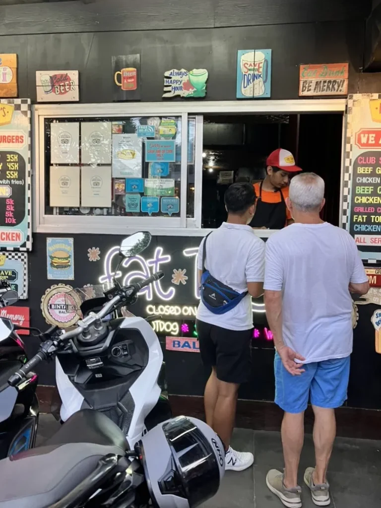 팻토니에서-주문하고-있는-남자