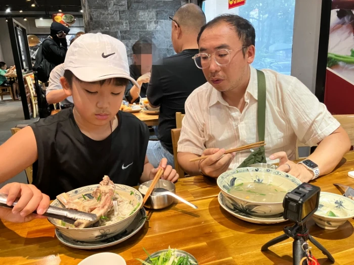 하노이-갈비탕을-먹고있는-남자들