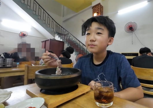 포한푹에서-뚝배기쌀국수-먹는-아들