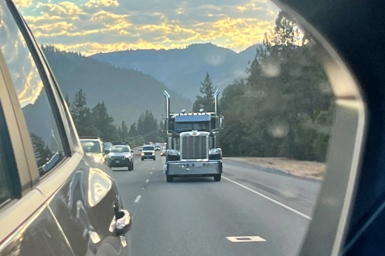 고속도로에-다니는-대형-트레일러