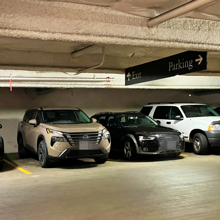 주차장에-주차되어있는-렌터카-닛산-로그