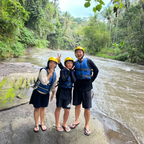 우붓-래프팅-후-가족사진