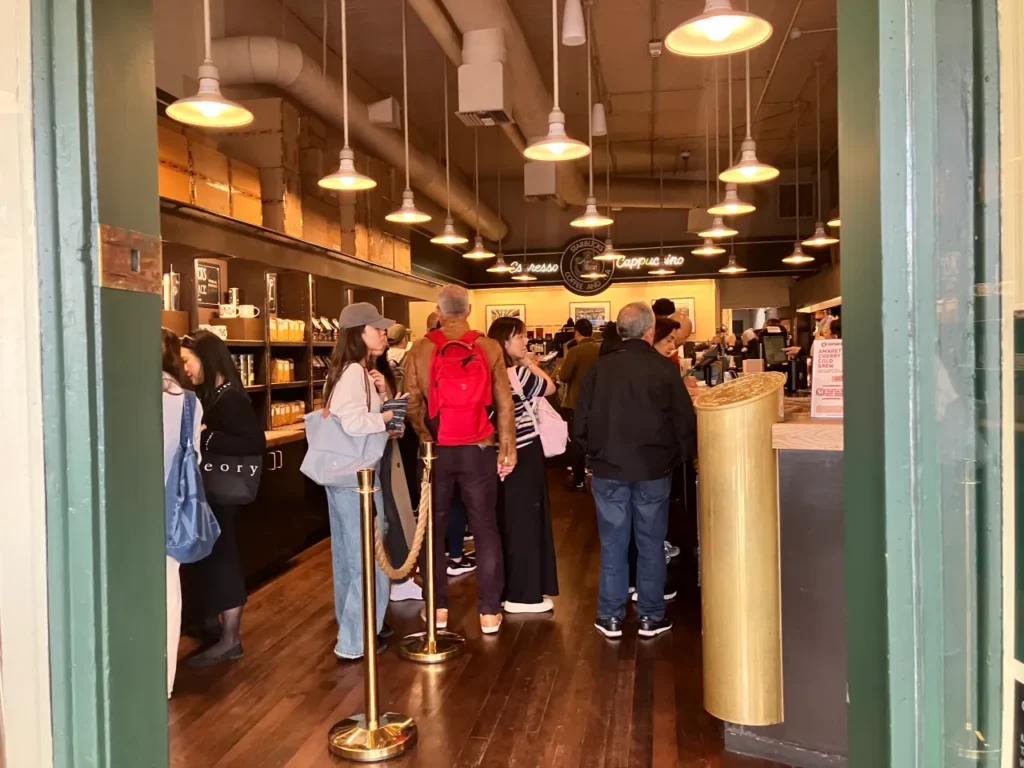 시애틀-스타벅스-1호점-내부에서-커피를-주문하는-사람들