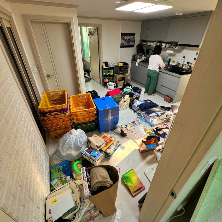 여행을-위해-짐정리중인-아내