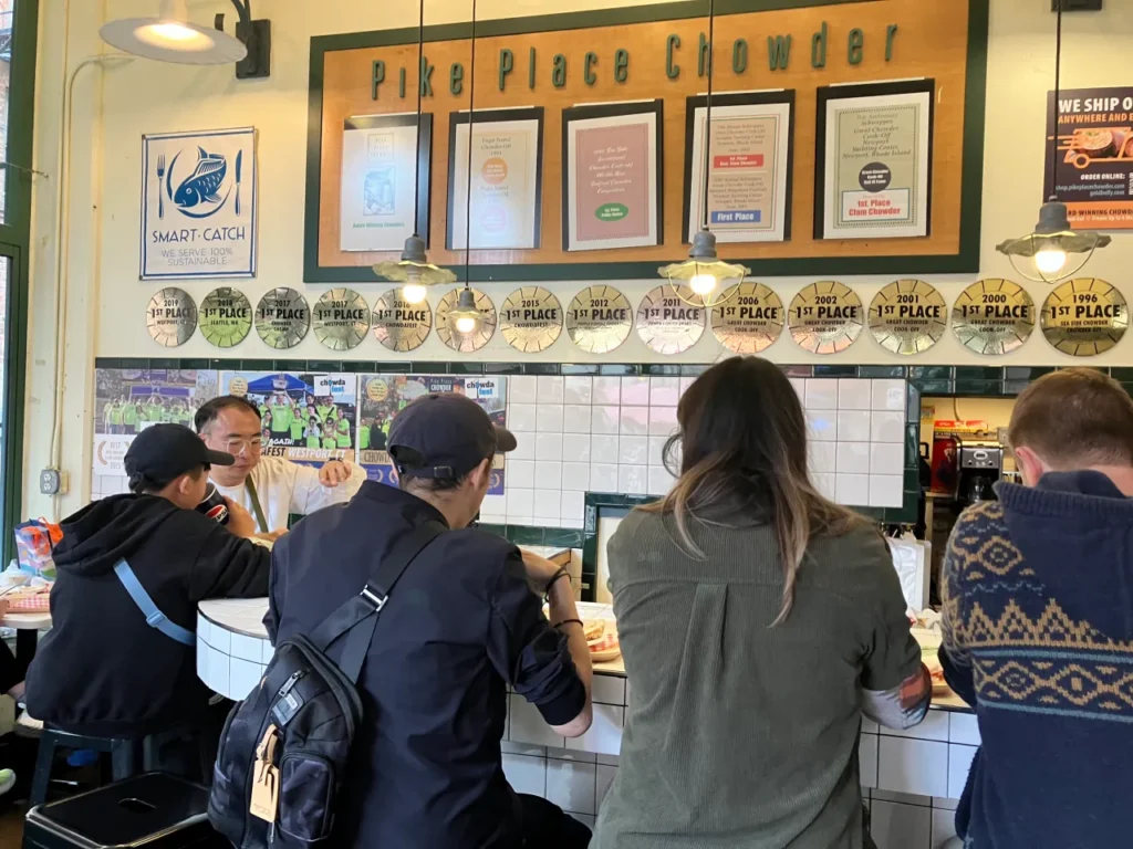 사람들로-가득찬-식당-내부