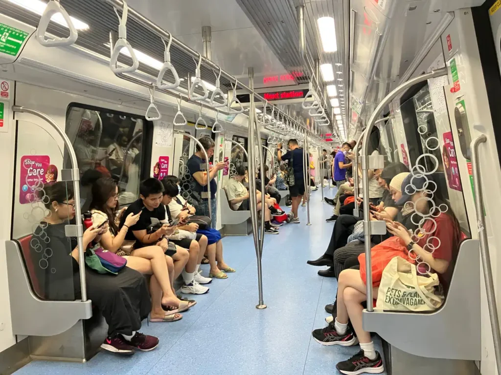 싱가포르-MRT-내부의-모습