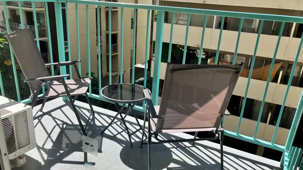 호텔-베란다-의자와-티테이블