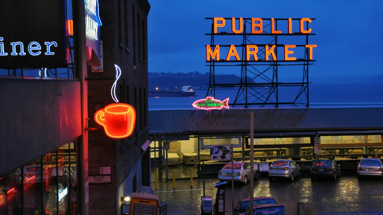 시애틀-파이크-플레이스마켓-야경